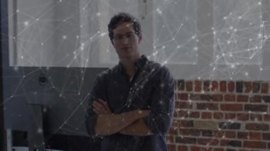 Ofisteki adam üzerinden bağlantı ağının animasyonu. küresel iş, dijital arayüz ve teknoloji konsepti dijital olarak oluşturulmuş video.