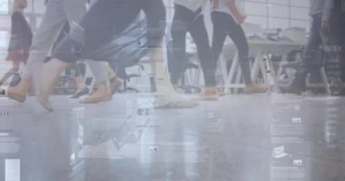 İş adamları üzerinde finansal veri işleme animasyonu. küresel iş, bağlantılar ve veri işleme kavramı dijital olarak oluşturulmuş video.