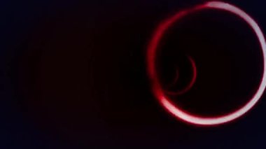 Tünelde dönen kırmızı dairelerin animasyonu. ışık ve hareket kavramı dijital olarak oluşturulmuş video.