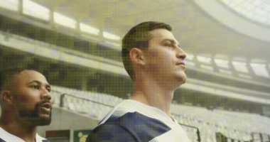 Stadyumdaki erkek rugby oyuncuları üzerinde renkli karelerin animasyonu. spor ve yarışma konsepti dijital olarak oluşturulmuş video.