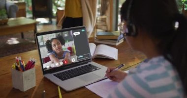 Liseli kız, meslektaşı ve internet sohbeti ile evde online ders için dizüstü bilgisayar kullanıyor. küresel iletişim teknolojisi ve çevrimiçi ilköğretim konsepti, dijital kompozit video.