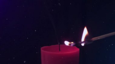 Siyah arka planda kırmızı mum yakan kar tanelerinin düşüşü. kutlama, parti, gelenek ve olay konsepti dijital olarak oluşturulmuş video.