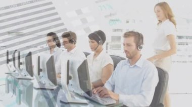 Telefon kulaklığı takan iş adamlarıyla ilgili istatistik ve veri işleme animasyonları. iş, bağlantı, teknoloji ve dijital arayüz konsepti dijital olarak oluşturulmuş video.