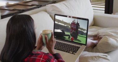 Evde oturup dizüstü bilgisayarda hokey maçı izleyen bir kadın resmi. spor, rekabet, eğlence ve teknoloji konsepti dijital olarak oluşturulmuş video.