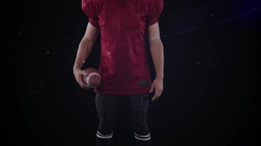 Siyah arka planda Amerikan futbolcusu üzerinden bağlantı ağının animasyonu. global spor, rekabet ve bağlantılar dijital olarak oluşturulmuş video konsepti.
