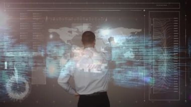 Dünya haritası ve veri işleme ile ekrana dokunan iş adamının animasyonu. küresel bağlantılar, dijital arayüz ve teknoloji konsepti dijital olarak oluşturulmuş video.