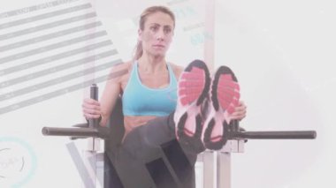 Spor aletleriyle egzersiz yapan bir kadın hakkında veri işleme animasyonu. küresel spor ve veri işleme kavramı dijital olarak oluşturulmuş video.