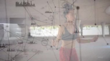 Dışarıya atlayan bir kadın için bağlantı ağının animasyonu. global spor, fitness, veri işleme ve dijital arayüz kavramı dijital olarak oluşturulmuş video.