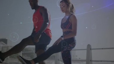Dışarıda egzersiz yapan kadın ve erkek arasındaki bağlantı ağının animasyonu. global spor, fitness, veri işleme ve dijital arayüz kavramı dijital olarak oluşturulmuş video.