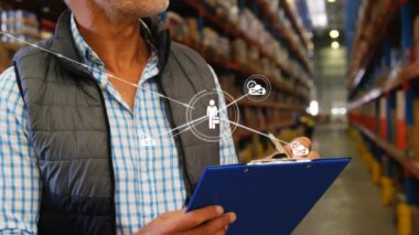 Depodaki panoya not tutan adamın üzerindeki simgelerle bağlantı ağının animasyonu. küresel bağlantılar, gemicilik ve teknoloji konsepti dijital olarak oluşturulmuş video.