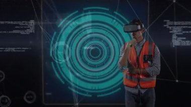 VR kulaklık takan mühendisin ekranındaki bağlantı ve veri işleme ağının animasyonu. küresel tıp, teknoloji, bağlantılar ve dijital arayüz konsepti dijital olarak oluşturulmuş video.