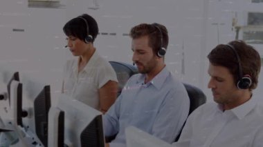 Telefon kulaklığı takan iş adamlarıyla ilgili istatistik ve veri işleme animasyonları. iş, bağlantı, teknoloji ve dijital arayüz konsepti dijital olarak oluşturulmuş video.
