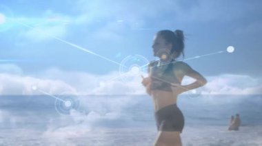 Bağlantılar ağının animasyonu ve koşan kadın hakkında veri işleme. global spor, fitness, sağlıklı yaşam tarzı ve dijital olarak üretilen veri işleme konsepti.