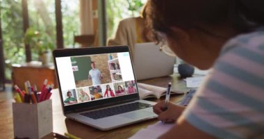 Evde online ders için dizüstü bilgisayar kullanan liseli kız, ekranda çeşitli öğretmenler ve sınıflar var. küresel iletişim teknolojisi ve çevrimiçi ilköğretim konsepti, dijital kompozit video.