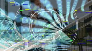 Bisiklet taşıyan adamın finansal veri işleme animasyonu. küresel finansman, iş dünyası, dijital arayüz ve teknoloji konsepti dijital olarak oluşturulmuş video.