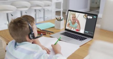 Ve ekranda web sohbeti. küresel iletişim teknolojisi ve çevrimiçi ilköğretim konsepti, dijital kompozit video.