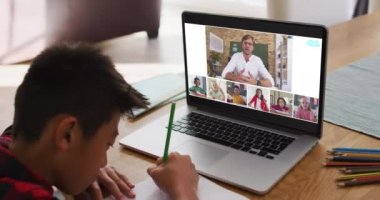 Liseli çocuk evde online ders için dizüstü bilgisayar kullanıyor. Çeşitli öğretmenler ve sınıflar ekranda. küresel iletişim teknolojisi ve çevrimiçi ilköğretim konsepti, dijital kompozit video.