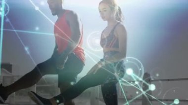 Dışarıda egzersiz yapan kadın ve erkek arasındaki bağlantı ağının animasyonu. global spor, fitness, veri işleme ve dijital arayüz kavramı dijital olarak oluşturulmuş video.