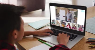 Liseli çocuk evde online ders için dizüstü bilgisayar kullanıyor. Çeşitli öğretmenler ve sınıflar ekranda. küresel iletişim teknolojisi ve çevrimiçi ilköğretim konsepti, dijital kompozit video.