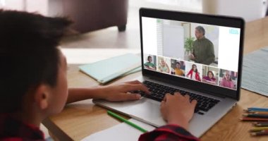 Liseli çocuk evde online ders için dizüstü bilgisayar kullanıyor. Çeşitli öğretmenler ve sınıflar ekranda. küresel iletişim teknolojisi ve çevrimiçi ilköğretim konsepti, dijital kompozit video.