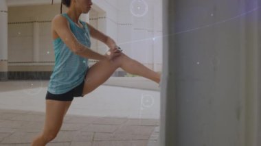 Formda bir kadının egzersiz yapması üzerine bağlantı ağının animasyonu. küresel bağlantılar, spor, fitness ve veri işleme konsepti dijital olarak oluşturulmuş video.