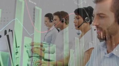 Kulaklık takan iş adamlarının finansal veri işleme animasyonu. küresel iletişim, iş dünyası, bağlantılar, dijital arayüz ve teknoloji konsepti dijital olarak oluşturulmuş video.