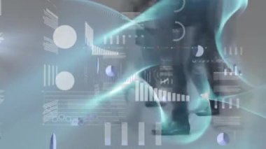 Yürüyen iş adamları üzerinde finansal veri işleme animasyonu. küresel finansman, iş dünyası, dijital arayüz ve teknoloji konsepti dijital olarak oluşturulmuş video.