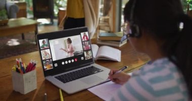 Evde online ders için dizüstü bilgisayar kullanan liseli kız, ekranda çeşitli öğretmenler ve sınıflar var. küresel iletişim teknolojisi ve çevrimiçi ilköğretim konsepti, dijital kompozit video.