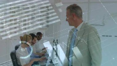 Telefon kulaklığı takan iş adamlarıyla ilgili istatistik ve veri işleme animasyonları. iş, bağlantı, teknoloji ve dijital arayüz konsepti dijital olarak oluşturulmuş video.