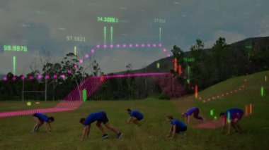 Egzersiz yapan bir grup kadın ve erkek üzerinde veri işleme animasyonu. spor ve yarışma konsepti dijital olarak oluşturulmuş video.