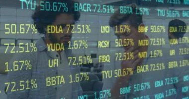 İş adamları üzerinde finansal veri işleme animasyonu. küresel iş, bağlantılar ve veri işleme kavramı dijital olarak oluşturulmuş video.