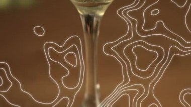 Şampanya kadehinin üzerinde Bokeh ile hareket eden beyaz hatların animasyonu. kutlama, parti, gelenek, lüks ve olay konsepti dijital olarak oluşturulmuş video.