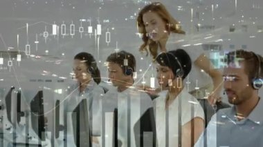 Telefon kulaklığı takan iş adamlarıyla ilgili istatistik ve veri işleme animasyonları. iş, bağlantı, teknoloji ve dijital arayüz konsepti dijital olarak oluşturulmuş video.