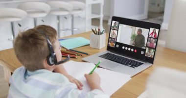 Evde online ders için dizüstü bilgisayar kullanan çocuğun kompozitifi, ekranda çeşitli öğretmenler ve sınıflar var. küresel iletişim teknolojisi ve çevrimiçi ilköğretim konsepti, dijital olarak oluşturulmuş video.