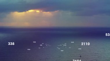 Deniz ve gökyüzü üzerinde işleyen sayı ağının animasyonu. küresel veri işleme, bağlantılar ve dijital arayüz konsepti dijital olarak oluşturulmuş video.