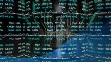 Yürüyen iş adamları üzerinde finansal veri işleme animasyonu. küresel finansman, iş dünyası, dijital arayüz ve teknoloji konsepti dijital olarak oluşturulmuş video.