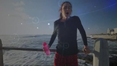 Bağlantılar ağının animasyonu ve koşan kadın hakkında veri işleme. global spor, fitness, sağlıklı yaşam tarzı ve dijital olarak üretilen veri işleme konsepti.