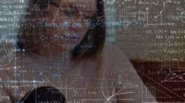 Evde tablet kullanarak kadının üzerinden geçen numaraların ve sembollerin animasyonu. küresel iletişim ağı, yaşam tarzı ve dijital arayüz konsepti dijital olarak oluşturulmuş video.