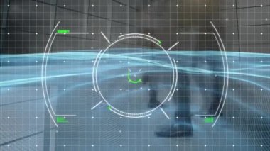 Yürüyen iş adamları üzerinde finansal veri işleme animasyonu. küresel finansman, iş dünyası, dijital arayüz ve teknoloji konsepti dijital olarak oluşturulmuş video.