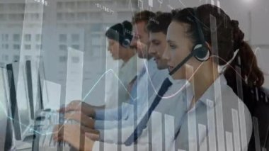 Telefon kulaklığı takan iş adamlarıyla ilgili istatistik ve veri işleme animasyonları. iş, bağlantı, teknoloji ve dijital arayüz konsepti dijital olarak oluşturulmuş video.