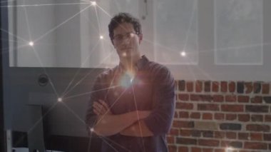 Ofisteki iş adamlarıyla olan bağlantıların animasyonu. küresel bağlantılar, iş ve teknoloji konsepti dijital olarak oluşturulmuş video.