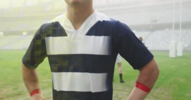 Stadyumdaki erkek rugby oyuncuları üzerinde renkli karelerin animasyonu. spor ve yarışma konsepti dijital olarak oluşturulmuş video.