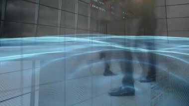 Yürüyen iş adamları üzerinde finansal veri işleme animasyonu. küresel finansman, iş dünyası, dijital arayüz ve teknoloji konsepti dijital olarak oluşturulmuş video.