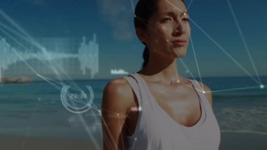 Kumsalda dikilen kadın üzerindeki bağlantı ve veri işleme ağının animasyonu. global spor, fitness, sağlıklı yaşam tarzı ve dijital olarak üretilen veri işleme konsepti.