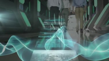 Yürüyen iş adamları üzerinde finansal veri işleme animasyonu. küresel finansman, iş dünyası, dijital arayüz ve teknoloji konsepti dijital olarak oluşturulmuş video.