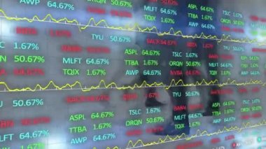 Yürüyen iş adamları üzerinde finansal veri işleme animasyonu. küresel finansman, iş dünyası, dijital arayüz ve teknoloji konsepti dijital olarak oluşturulmuş video.