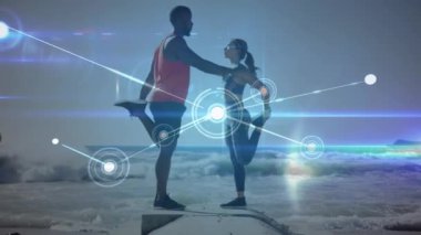 Dışarıda egzersiz yapan kadın ve erkek arasındaki bağlantı ağının animasyonu. global spor, fitness, veri işleme ve dijital arayüz kavramı dijital olarak oluşturulmuş video.