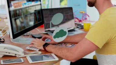 Ofisteki iş adamları üzerinde bağlantılar ve simgelerin animasyonu. küresel bağlantılar, iş ve teknoloji konsepti dijital olarak oluşturulmuş video.