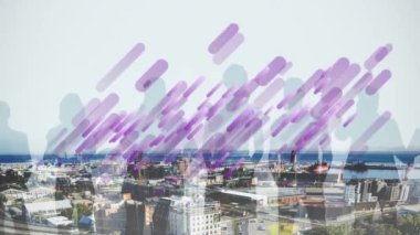 Mor ışıklar, iş adamlarının ve şehir manzarasının siluetlerinin üzerinde hareket ediyor. küresel iletişim, veri ağı ve dijital arayüz kavramı, dijital olarak oluşturulmuş video.