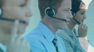 Kulaklık takan iş adamları üzerinden veri işleme animasyonu. küresel iletişim, iş dünyası, bağlantılar, dijital arayüz ve teknoloji konsepti dijital olarak oluşturulmuş video.